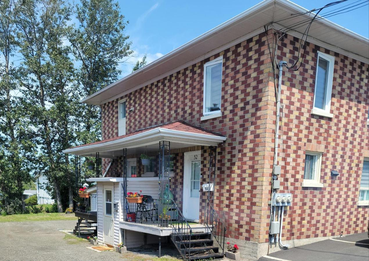 Ferienwohnung Lower Level Apt 6Ft High Close To Hwy Netflix Wifi Edmundston Exterior foto