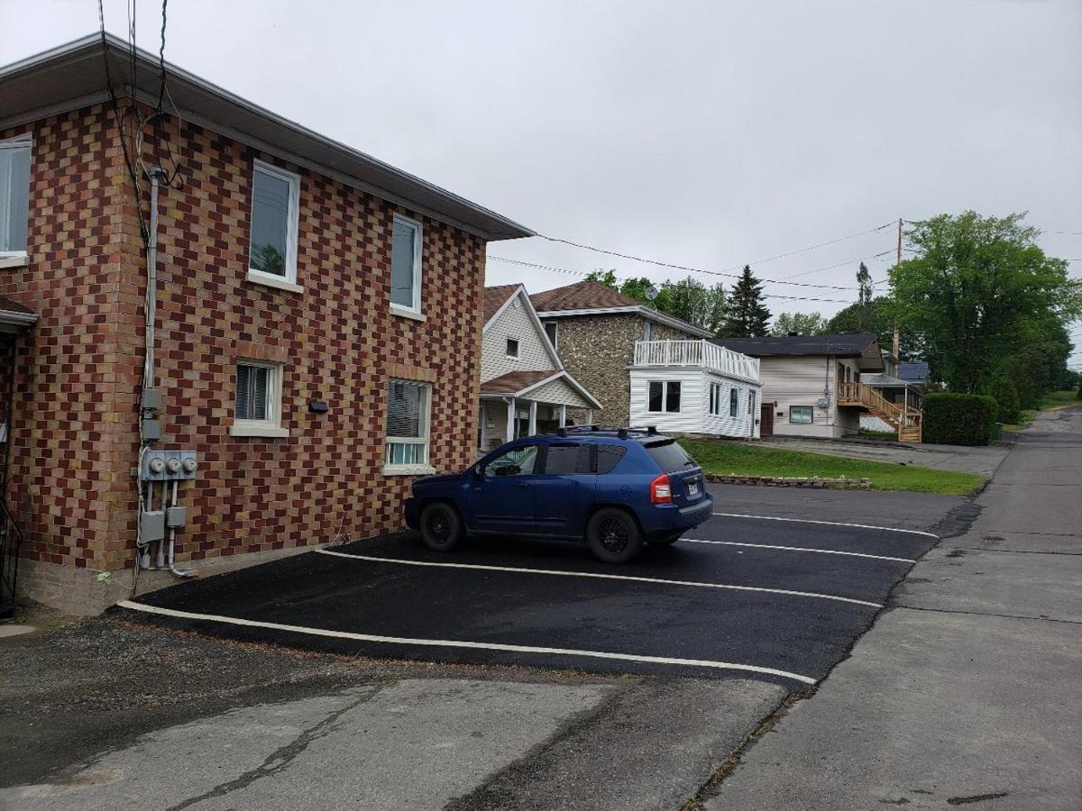 Ferienwohnung Lower Level Apt 6Ft High Close To Hwy Netflix Wifi Edmundston Exterior foto